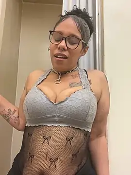 Snapshot of Princess_Desirae chatting on 04/13/26, 04:07 Princess Desirae online show from 04/13/26, 04:07