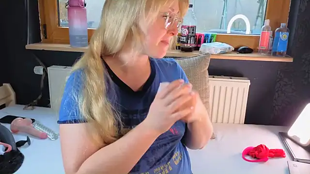 Snapshot of SherryOutdoor1 chatting on 12/22/25, 09:06 SherryOutdoor1 online show from 12/22/25, 09:06