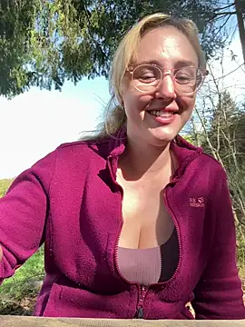 Snapshot of SherryOutdoor1 chatting on 04/17/26, 08:28 SherryOutdoor1 online show from 04/17/26, 08:28