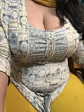 Snapshot of Anamika_Kapoor chatting on 10/11/25, 10:08 Anamika Kapoor online show from 10/11/25, 10:08