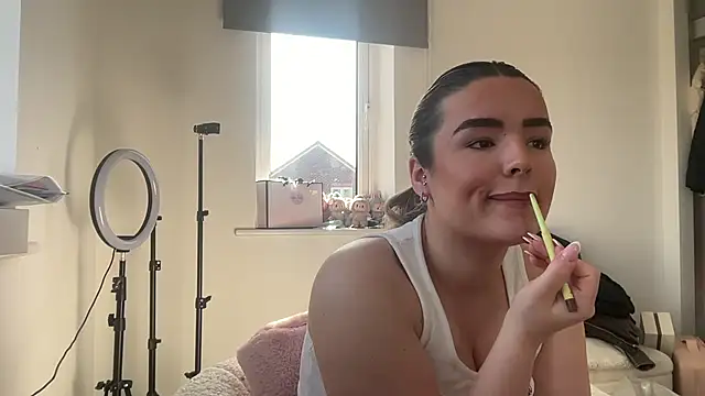 Snapshot of maisiesmithx chatting on 03/21/26, 01:05 maisiesmithx online show from 03/21/26, 01:05