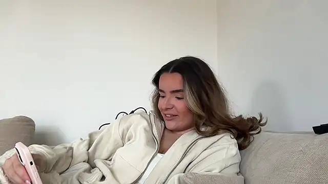 Snapshot of maisiesmithx chatting on 03/31/26, 02:17 maisiesmithx online show from 03/31/26, 02:17