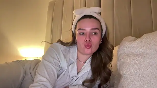 Snapshot of maisiesmithx chatting on 04/02/26, 12:52 maisiesmithx online show from 04/02/26, 12:52