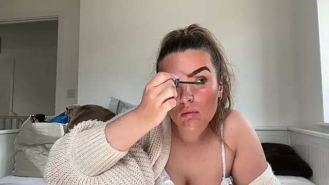 Snapshot of maisiesmithx chatting on 04/15/26, 12:23 maisiesmithx online show from 04/15/26, 12:23