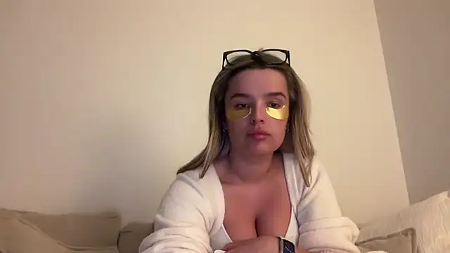 Snapshot of maisiesmithx chatting on 04/16/26, 08:20 maisiesmithx online show from 04/16/26, 08:20