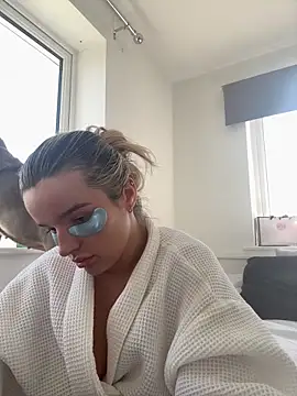 Snapshot of maisiesmithx chatting on 04/24/26, 11:12 maisiesmithx online show from 04/24/26, 11:12