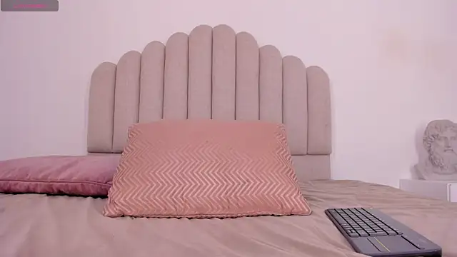 Nikki Angel  online show from 01/26/25, 07:09