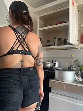 Snapshot of ValenG023 chatting on 03/21/25, 07:46 ValenG023 online show from 03/21/25, 07:46