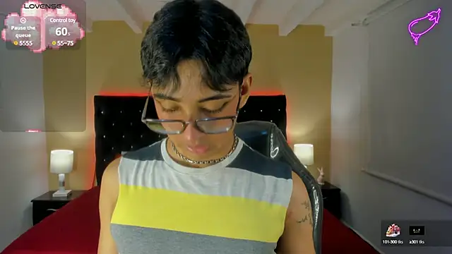 Snapshot of Dark_hairy_ chatting on 03/19/25, 03:20 Dark hairy online show from 03/19/25, 03:20