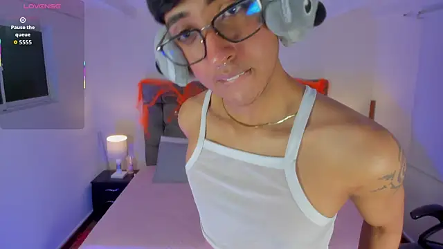 Dark hairy  online show from 10/31/25, 04:24