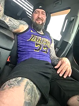 Snapshot of Beardedtattood chatting on 04/25/26, 01:41 Beardedtattood online show from 04/25/26, 01:41