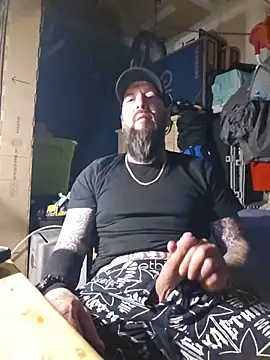 Snapshot of Beardedtattood chatting on 05/21/26, 01:45 Beardedtattood online show from 05/21/26, 01:45