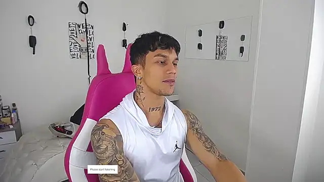 Snapshot of Leonard_Price chatting on 04/21/26, 12:23 Leonard Price online show from 04/21/26, 12:23