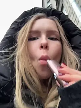 mur girl online show from 11/28/25, 12:19