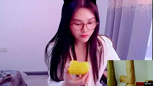 Snapshot of Little-sweet chatting on 12/14/25, 03:34 Little-sweet online show from 12/14/25, 03:34