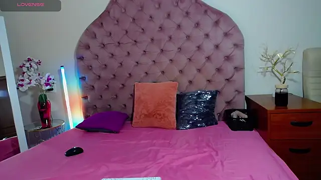 Snapshot of Erikka__ chatting on 04/11/26, 06:29 Erikka online show from 04/11/26, 06:29