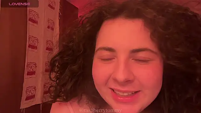 Snapshot of RaspberryTommyFTM chatting on 12/18/25, 04:29 RaspberryTommyFTM online show from 12/18/25, 04:29