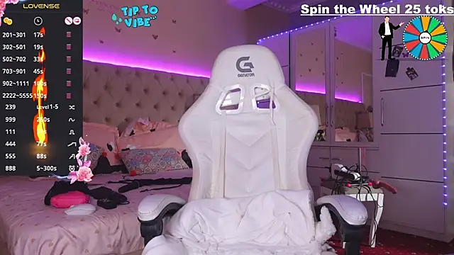 Snapshot of Alicia007 chatting on 12/30/24, 11:15 Alicia007 online show from 12/30/24, 11:15