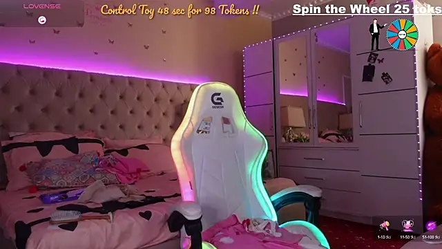 Snapshot of Alicia007 chatting on 10/17/25, 07:11 Alicia007 online show from 10/17/25, 07:11