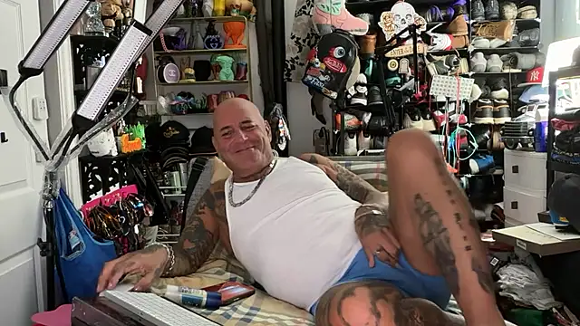 Snapshot of joeytatts66 chatting on 07/16/26, 01:44 joeytatts66 online show from 07/16/26, 01:44