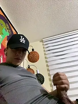 kmilo2405 online show from 03/24/26, 04:39