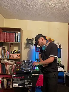 kmilo2405 online show from 06/14/26, 08:05
