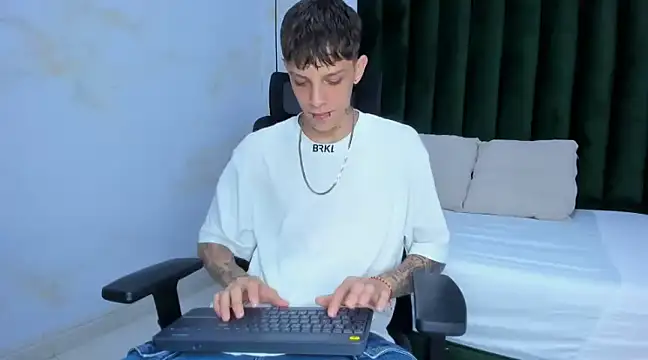 Snapshot of Adam_hard_ chatting on 12/05/24, 07:28 Adam hard  online show from 12/05/24, 07:28