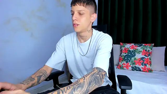 Snapshot of Adam_hard_ chatting on 02/05/25, 07:42 Adam hard  online show from 02/05/25, 07:42