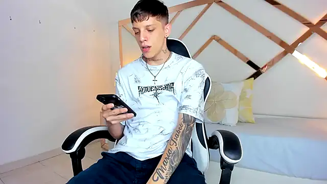 Snapshot of Adam_hard_ chatting on 09/16/25, 07:15 Adam hard  online show from 09/16/25, 07:15