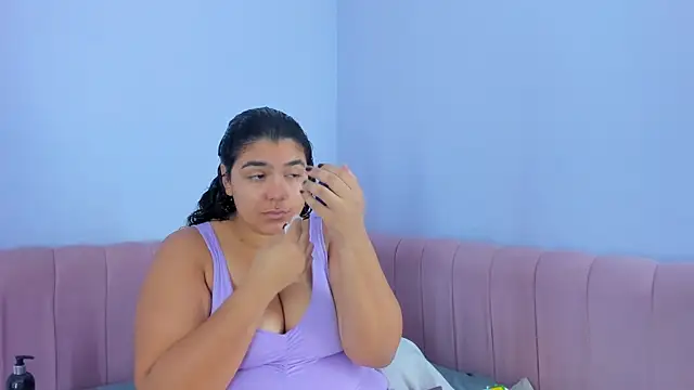 Snapshot of Tiffanymiller00 chatting on 12/14/24, 01:59 Tiffanymiller00 online show from 12/14/24, 01:59