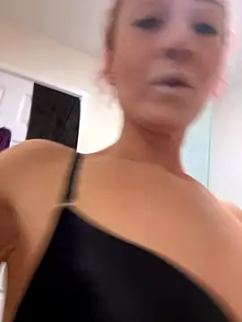 Snapshot of SweetSolez chatting on 09/20/25, 08:10 SweetSolez online show from 09/20/25, 08:10