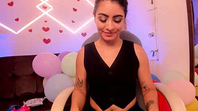 Snapshot of lunaalynch chatting on 04/14/26, 11:55 lunaalynch online show from 04/14/26, 11:55