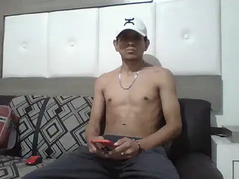 Snapshot of oiram27 chatting on 10/25/25, 08:36 oiram27 online show from 10/25/25, 08:36