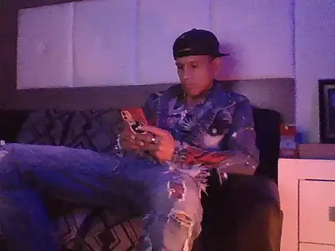 Snapshot of oiram27 chatting on 11/30/25, 03:27 oiram27 online show from 11/30/25, 03:27