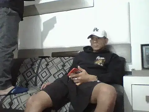 Snapshot of oiram27 chatting on 12/01/25, 01:27 oiram27 online show from 12/01/25, 01:27