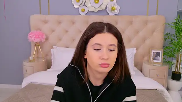 milaleoneli online show from 02/18/25, 12:39