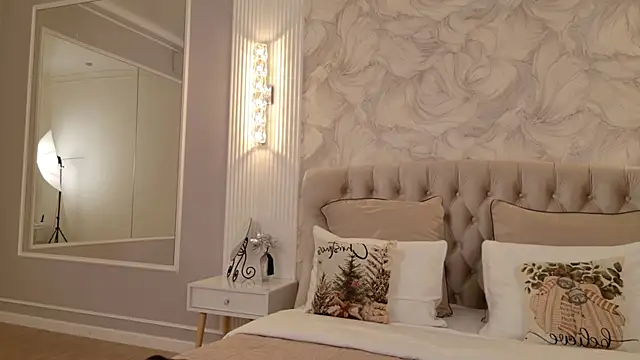 milaleoneli online show from 12/18/25, 03:07