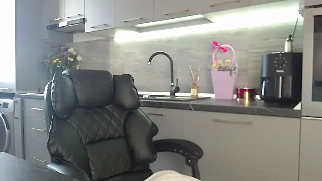 Snapshot of queenzoora chatting on 03/13/26, 12:12 queenzoora online show from 03/13/26, 12:12