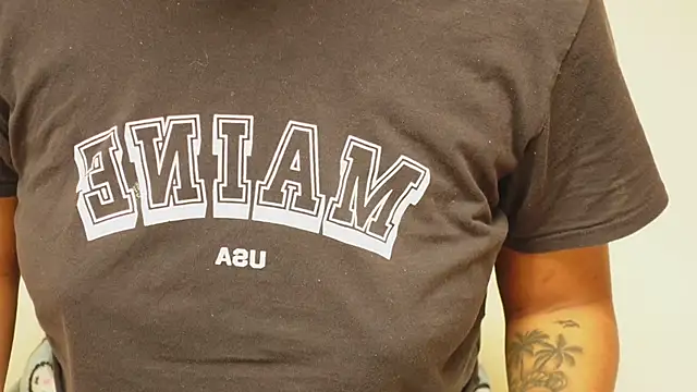 Snapshot of IzzyyBeelmonth chatting on 12/21/24, 07:27 IzzyyBeelmonth online show from 12/21/24, 07:27