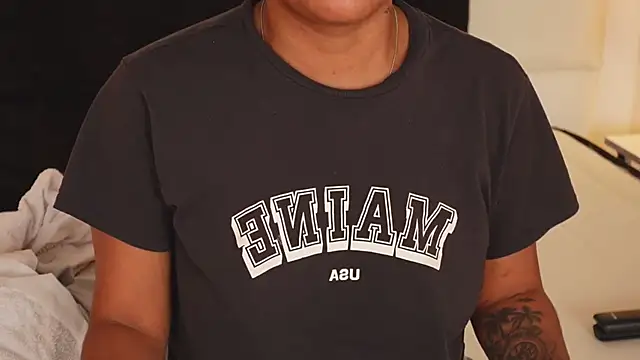 Snapshot of IzzyyBeelmonth chatting on 12/22/24, 07:31 IzzyyBeelmonth online show from 12/22/24, 07:31