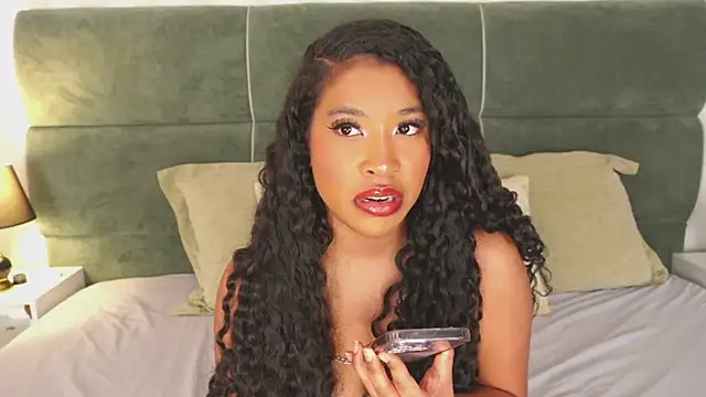 Snapshot of IzzyyBeelmonth chatting on 03/06/25, 11:03 IzzyyBeelmonth online show from 03/06/25, 11:03