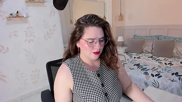 Snapshot of MartinaGuzmann chatting on 06/17/26, 02:14 MartinaGuzmann online show from 06/17/26, 02:14