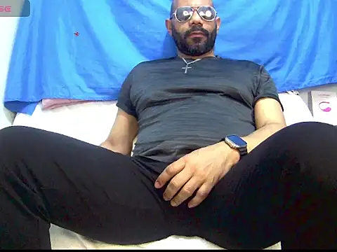 Snapshot of bruce_bigg chatting on 04/05/26, 02:20 bruce bigg online show from 04/05/26, 02:20