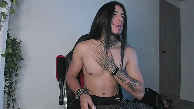 Snapshot of the_beast_master_ chatting on 01/10/25, 11:43 the beast master  online show from 01/10/25, 11:43