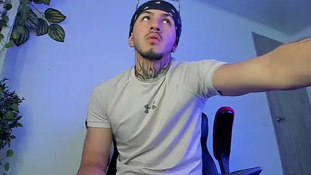 Snapshot of the_beast_master_ chatting on 01/14/25, 12:03 the beast master  online show from 01/14/25, 12:03