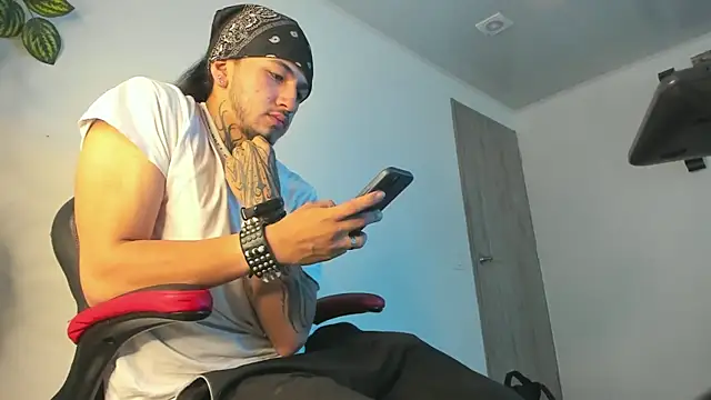 Snapshot of the_beast_master_ chatting on 01/22/25, 12:27 the beast master  online show from 01/22/25, 12:27