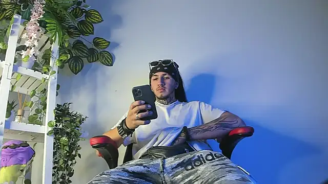 Snapshot of the_beast_master_ chatting on 01/23/25, 11:58 the beast master  online show from 01/23/25, 11:58