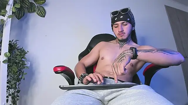 Snapshot of the_beast_master_ chatting on 01/24/25, 06:35 the beast master  online show from 01/24/25, 06:35