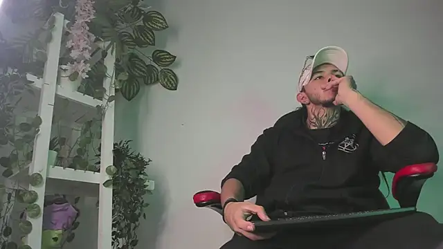 Snapshot of the_beast_master_ chatting on 01/25/25, 12:26 the beast master  online show from 01/25/25, 12:26