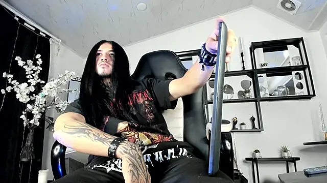 Snapshot of the_beast_master_ chatting on 02/02/25, 04:48 the beast master  online show from 02/02/25, 04:48